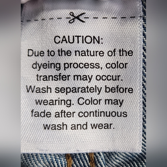 Light-Wash Stylish Maternity Jeans - Picture 6 of 10